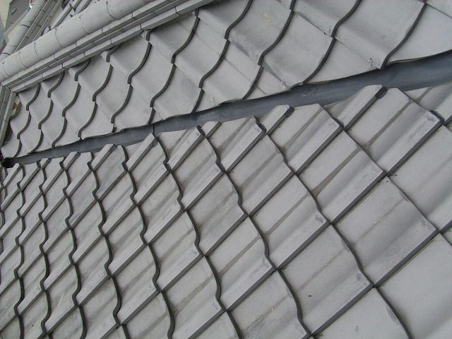 名古屋市北区で雨漏りが発生した瓦屋根の谷板金交換、周囲の瓦を撤去し復旧